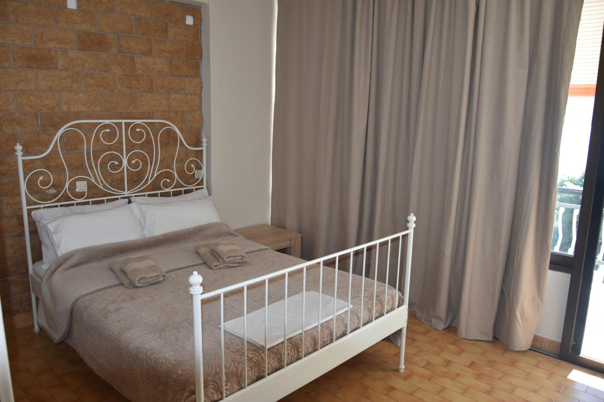 Lions 2 Studios & Apartments, Poros Island. Poros Town Eksteriør billede