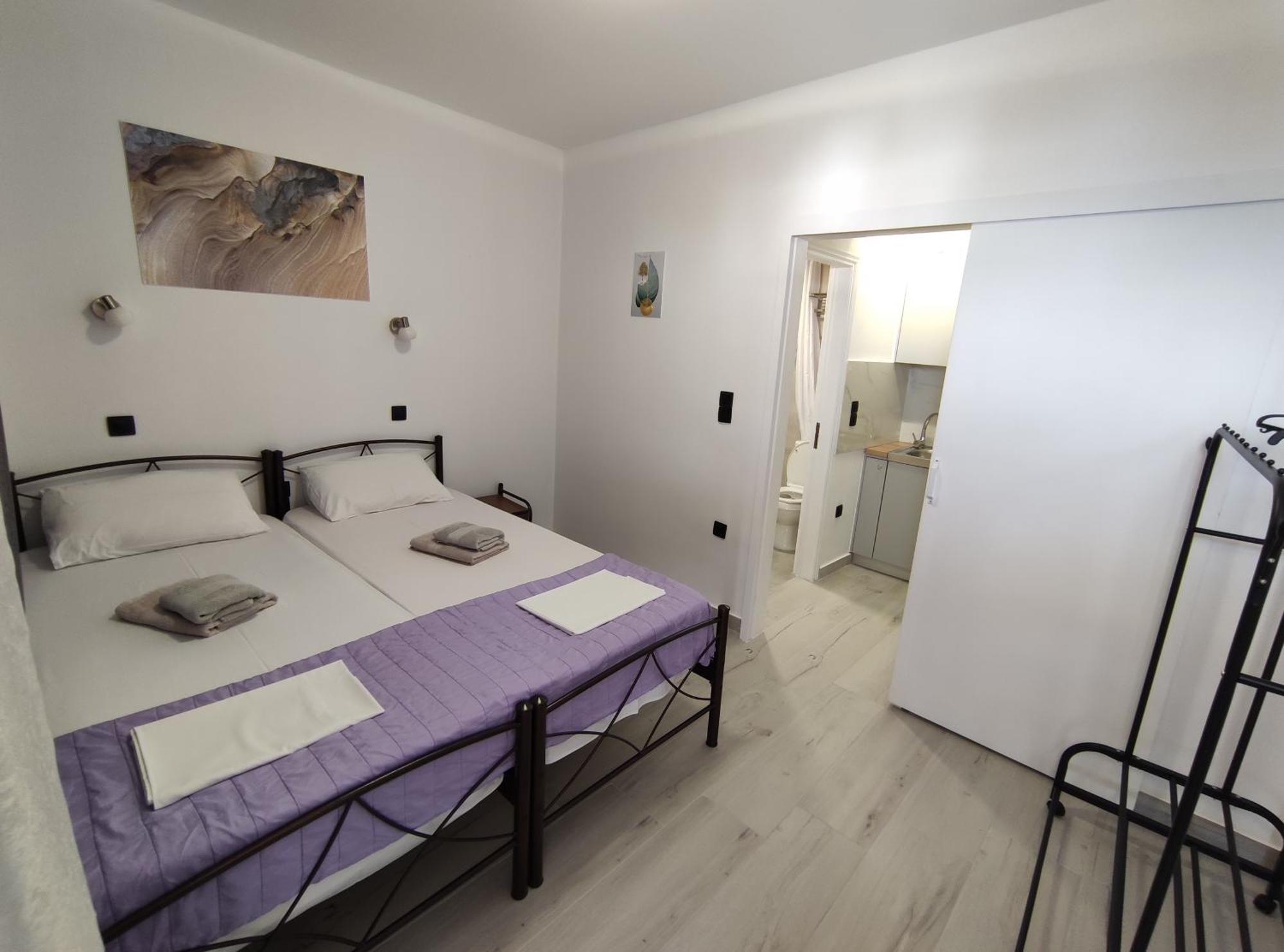 Lions 2 Studios & Apartments, Poros Island. Poros Town Eksteriør billede