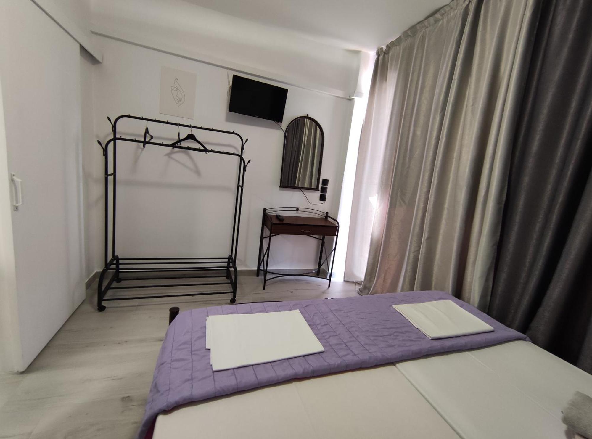 Lions 2 Studios & Apartments, Poros Island. Poros Town Eksteriør billede