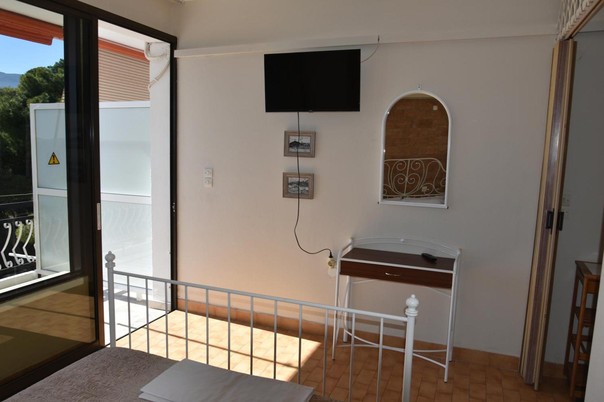 Lions 2 Studios & Apartments, Poros Island. Poros Town Eksteriør billede