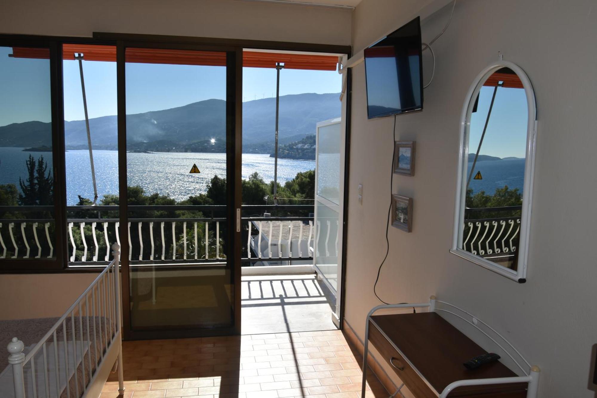 Lions 2 Studios & Apartments, Poros Island. Poros Town Eksteriør billede