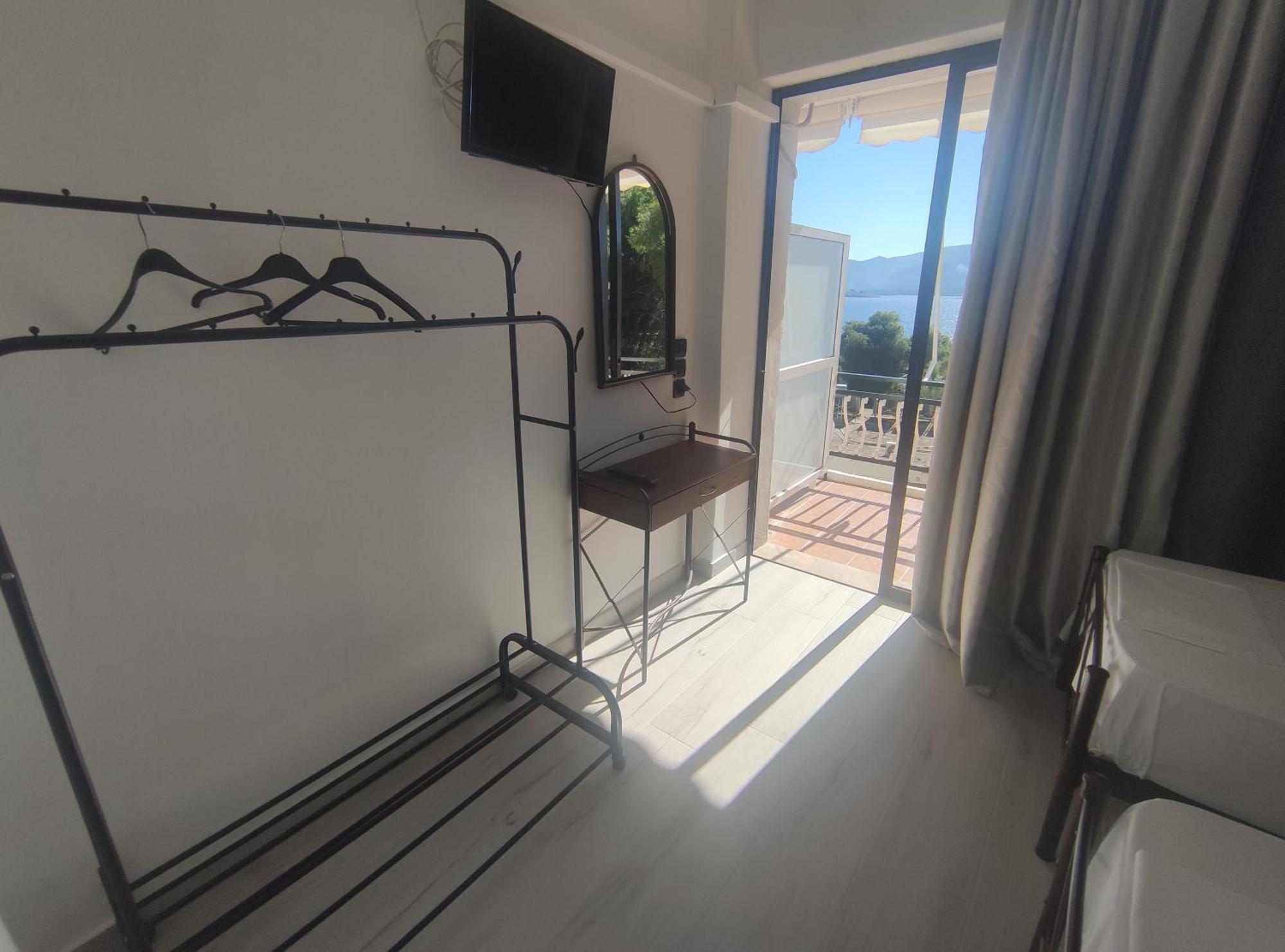 Lions 2 Studios & Apartments, Poros Island. Poros Town Eksteriør billede