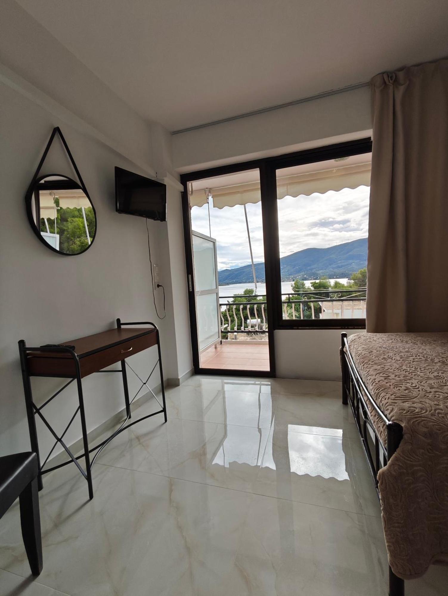 Lions 2 Studios & Apartments, Poros Island. Poros Town Eksteriør billede