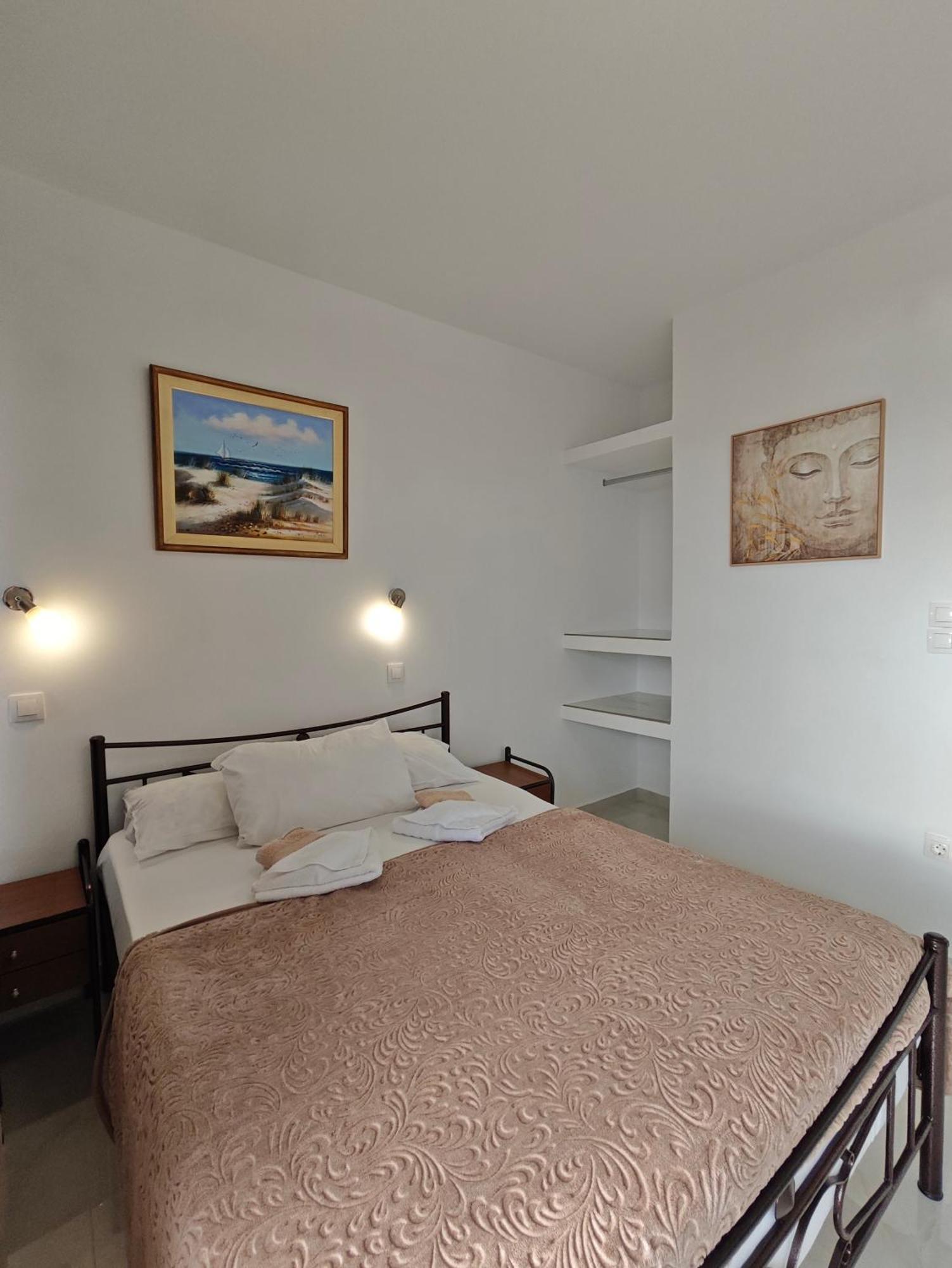 Lions 2 Studios & Apartments, Poros Island. Poros Town Eksteriør billede