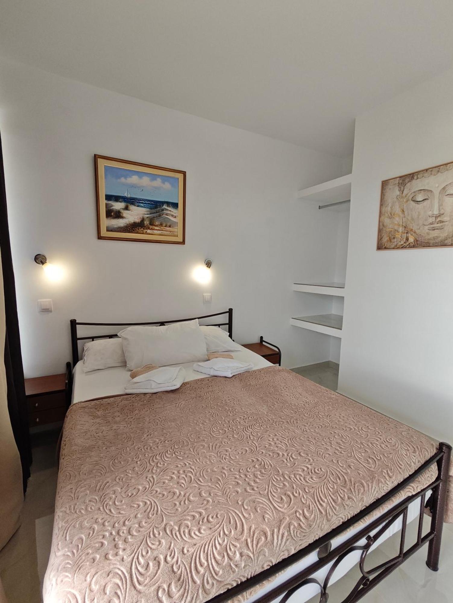 Lions 2 Studios & Apartments, Poros Island. Poros Town Eksteriør billede